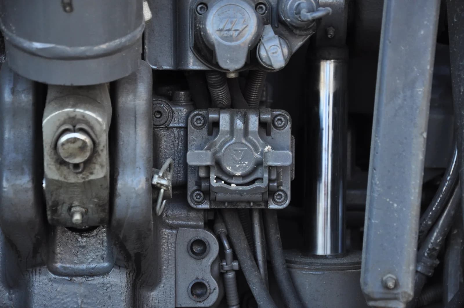 Cover Image for ISOBUS Connector Pinout: 9-Pin In-Cab & Rear Wiring Diagram