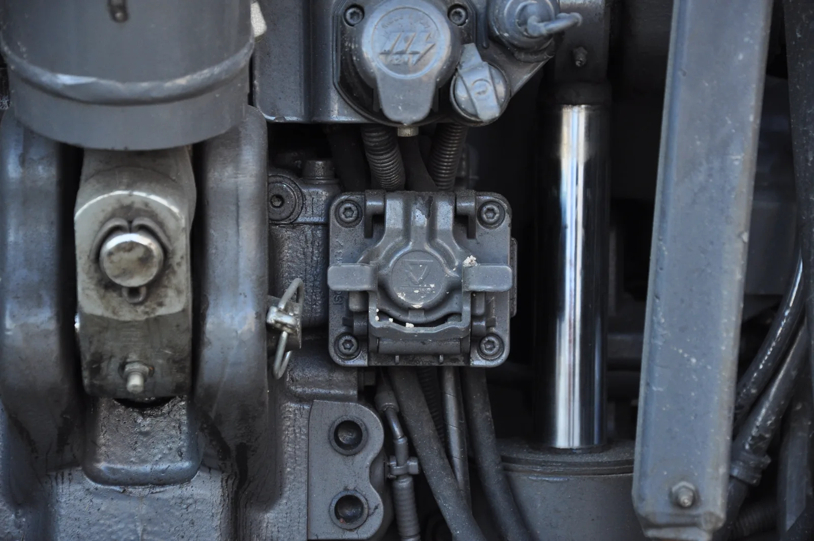 9-pin rear external ISOBUS socket mounted at the rear of a working tractor between hydraulic spools and PTO components